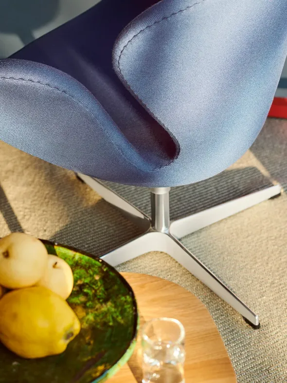 3320 Svanen i stof (prisgruppe 1) af Arne Jacobsen