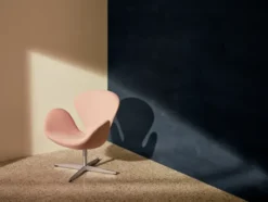 3320 Svanen i stof (prisgruppe 1) af Arne Jacobsen