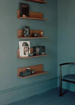 Tana Wall Shelf, walnut fra New Works