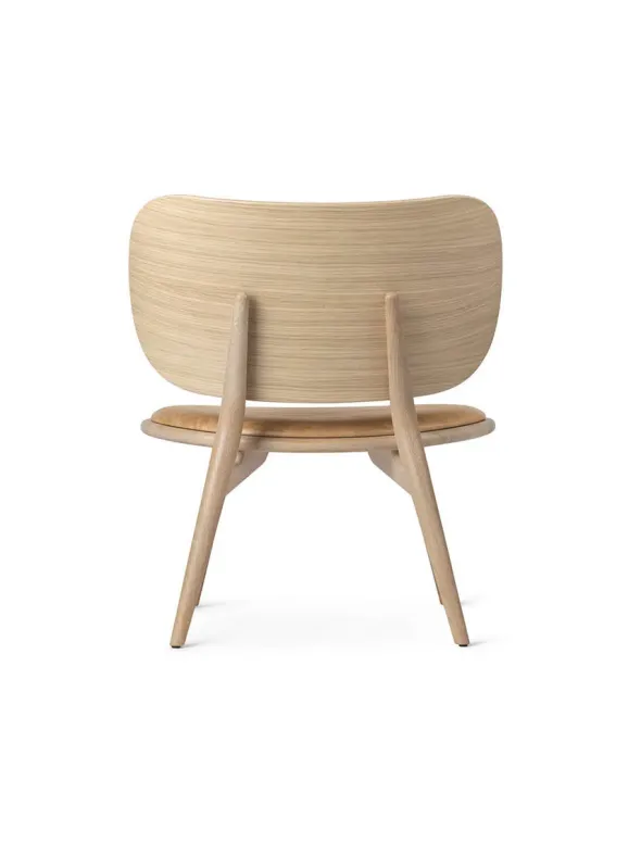 The Lounge Chair, mat lakeret eg med naturfarvet læder fra Mater