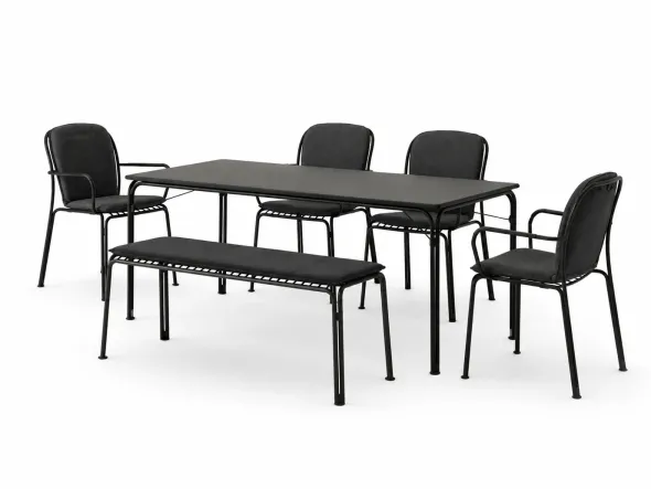 Thorvald havemøbelsæt i Warm Black med 1 bord, 4 stole og 1 bænk inkl. hynder fra &Tradition
