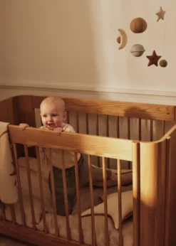 Tilu Baby Cot tremmeseng, olieret eg fra Ferm Living