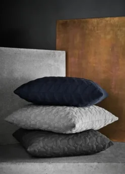 Trapez Pude 60x40 i midnight blue af Arne Jacobsen