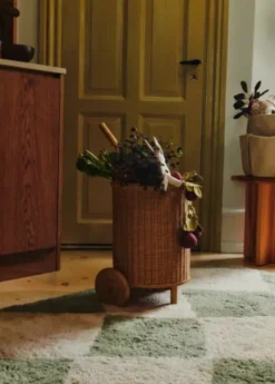Tukki Trolley – naturlig rattan vogn fra Ferm Living