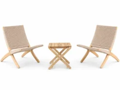 Udendørs loungesæt i teak med 1 BM5868 sidebord og 2 Cuba Outdoor stole i Sesame fra Carl Hansen & Søn