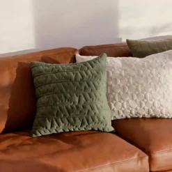 Vertigo Pude 50x50 i sand af Arne Jacobsen