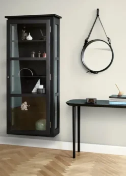 Væghængt Vitrineskab N4, dark oak fra Lindebjerg Design