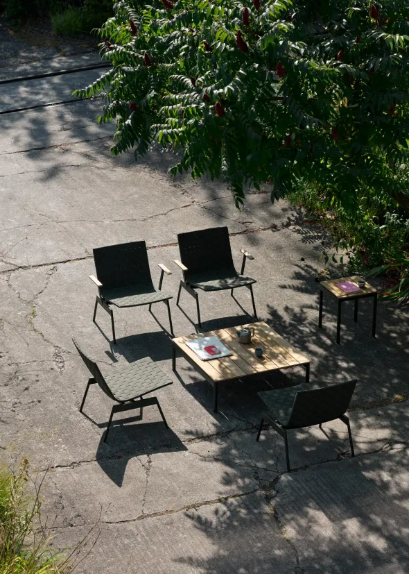 Ville loungesæt i Teak & Bronze Green med 2 stole og 1 skammel fra &Tradition