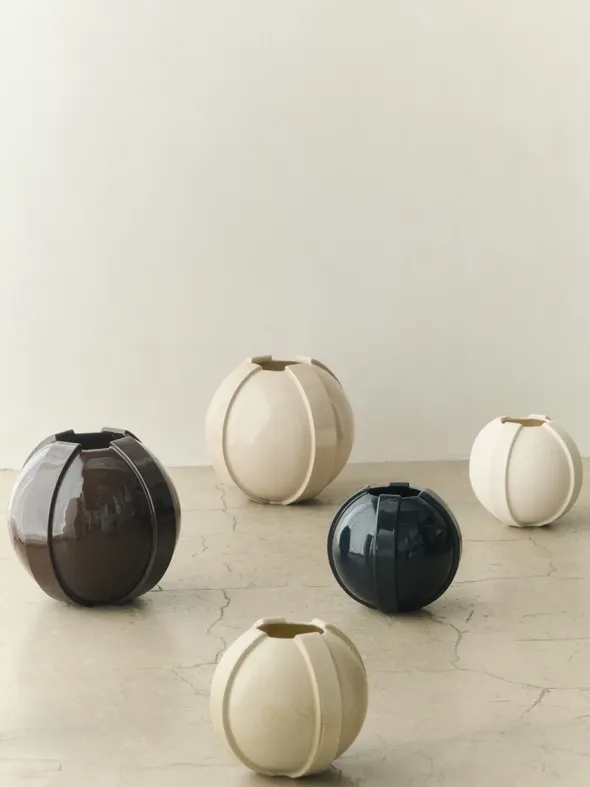 Vinci Vase 01, dark blue fra Louise Roe