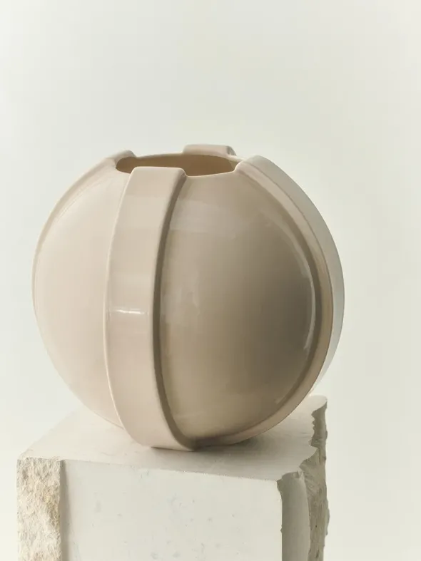 Vinci Vase 01, ivory fra Louise Roe