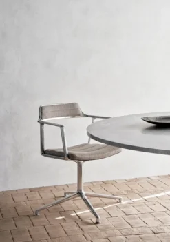 VIPP452 Swivel Chair, dark sand fra Vipp