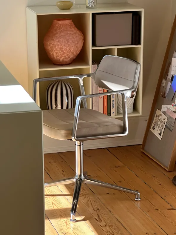 VIPP453 Swivel Chair, Light Grey, Special Edition fra VIPP