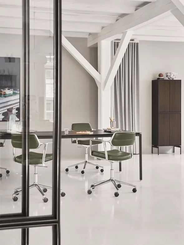 VIPP453 Swivel+ Chair m/hjul, bosco grøn læder fra Vipp