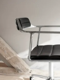 VIPP452 Swivel Chair m/hjul, sort læder fra Vipp