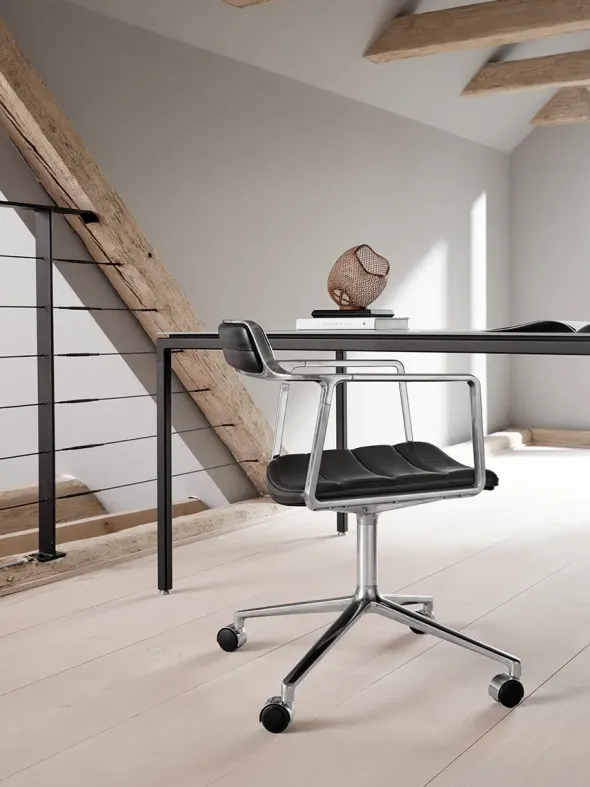 VIPP452 Swivel Chair m/hjul, sort læder fra Vipp