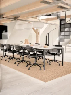 VIPP453 Swivel+ Chair m/sort stel & hjul, sort læder fra Vipp