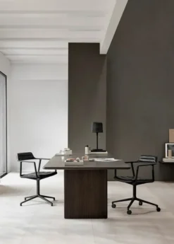 VIPP452 Swivel Chair m/sort stel & hjul, sort læder fra Vipp