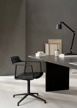 VIPP452 Swivel Chair m/sort stel, sort læder fra Vipp