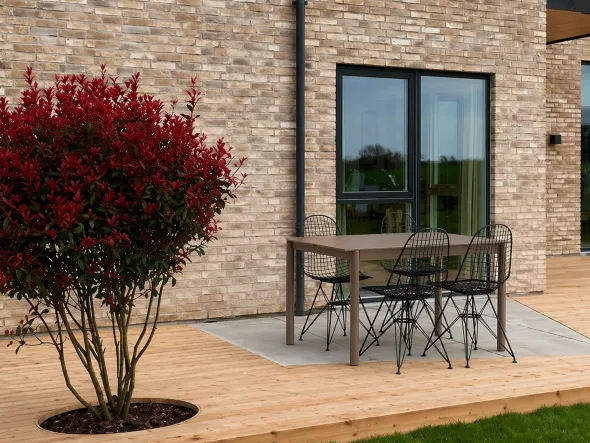 Vitra x Muuto havemøbelsæt med 1 Linear Steel Taupe bord 140 x 75, og 4 sorte Eames Wire Chairs (DKR)