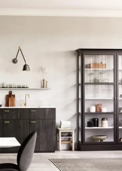 Vitrineskab Classic V2, sort fra Lindebjerg Design