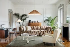 V11 Lounge Chair, smooth leather cream fra GUBI