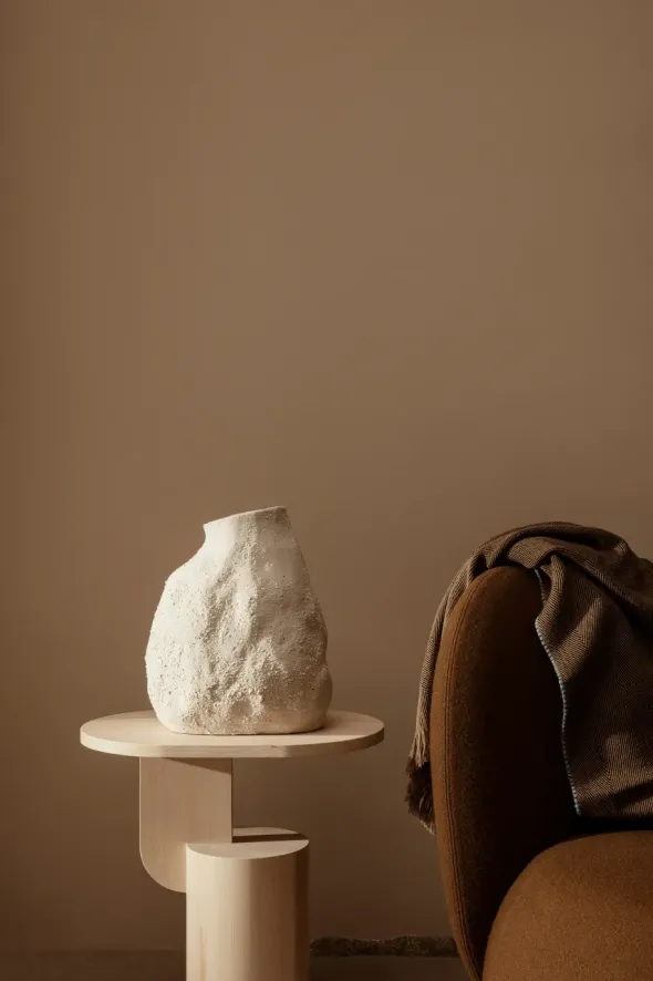 Vulca Medium vase, Off-white Stone fra Ferm Living