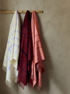 Warp & Weft Plaid, raw white/lilac fra Silkeborg Uldspinderi
