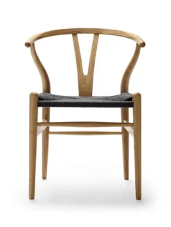 Y-stol CH24, eg olie med sort flet af Hans J. Wegner