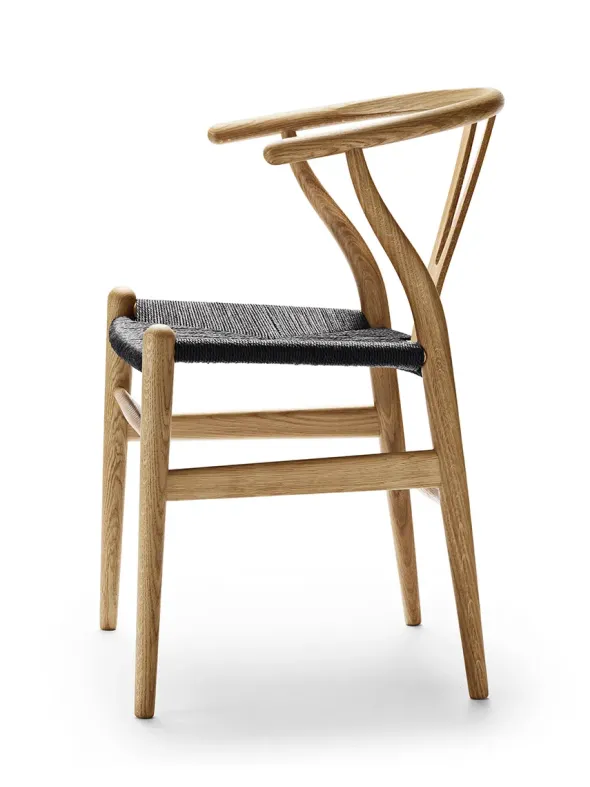 Y-stol CH24, eg olie med sort flet af Hans J. Wegner