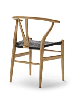 Y-stol CH24, eg olie med sort flet af Hans J. Wegner