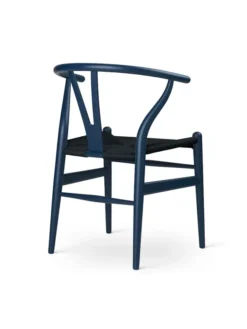 Y-stol CH24 Soft Blue med sort flet af Hans J. Wegner