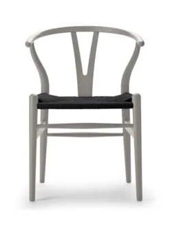 Y-stol CH24 Soft Silver Grey med sort flet af Hans J. Wegner