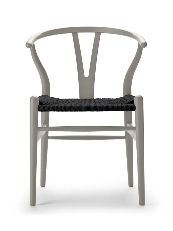 Y-stol CH24 Soft Silver Grey med sort flet af Hans J. Wegner