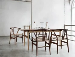 Y-stol CH24, Valnød lak af Hans J. Wegner